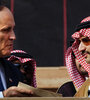 Imagen de octubre de 2001: el entonces alcalde Giuliani recibe un cheque de 10 millones de dólares del príncipe saudí Alwaleed Bin Talal Bin Abdulaziz para la Fundación de las Torres Gemelas.  (Fuente: AFP)