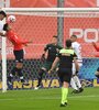 José Manuel López sumó su quinto gol de cabeza en el torneo (Fuente: Télam)