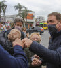 Diego Santilli, primer candidato a diputado de Juntos, durante una recorrida por Tigre. (Fuente: NA)