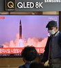 Un misil Norcoreano aparece estemiércoles en la tevé de una estacion de tren de Seúl.