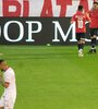 Alan Soñora recibe los saludos por su gol, clave para el triunfo del rojo (Fuente: Fotobaires)