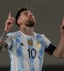 Messi mira el cielo, el fútbol lo celebra (Fuente: AFP)