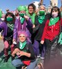 Compañeras de la Campaña Nacional por el Derecho al Aborto y en el centro Nina Brugo, de histórico verde-violeta. (Fuente: Comisión Organizadora Encuentro CABA)