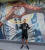 Di María posa con su mural, con el clásico festejo tras el gol a Brasil (Fuente: Prensa AFA)