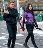 Clint Barton (Jeremy Renner) y Kate Bishop (Hailee Steinfeld) protagonizan la serie.