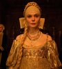 Elle Fanning le da vida y picante a una emperatriz que detesta a su esposo.