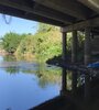 Con las aguas bajas aparecieron los desechos en el arroyo