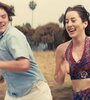 Cooper Hoffman y Alana Heim, debutantes ambos, corriendo siempre a la par. 