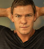 Jack Reacher es interpretado por Alan Ritchson.