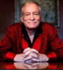 Hugh Hefner ya al final de su vida, en esa imagen de bon vivant buena onda, siempre de bata y sonrisa canchera. Muchísimas personas cuentan abusos de la maquinaria del conejito.  