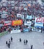 Banderas rojas en el Monumento. 