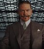 Branagh interpreta con acento francés al detective privado de origen belga Hércules Poirot.