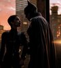 Gatúbela (Zoë Kravitz) y Batman (Pattinson) en una Ciudad Gótica con villanos conocidos.