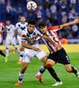 La lucha fue intensa en el mediocampo del estadio de Vélez  (Fuente: Télam)