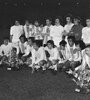 Los jugadores de la Selección mezclados con los de Real Madrid en el Bernabéu en 1977. (Fuente: EFE)