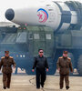 El líder norcoreano Kim Jong Un camina delante del misil antes del lanzamiento. (Fuente: AFP)