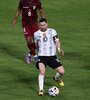 Messi con la pelota dominada, entre tres que la quieren. (Fuente: AFP)