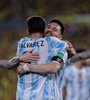 Abrazo de Messi a Julián Álvarez, autor del gol argentino en Guayaquil (Fuente: Télam)