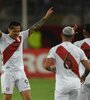 Lapadula festeja el primer gol de Perú, que jugará otra reválida con el Tigre Gareca (Fuente: AFP)