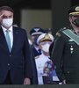 Bolsonaro y el comandante del Ejército brasileño, el general Paulo Sergio Nogueira, en un desfile militar. (Fuente: Xinhua)
