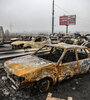 Autos quemados en la entrada a Irpín, cerca de Kiev. (Fuente: AFP)