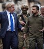 Boris Johnson conversa con Zelenski en Kiev. (Fuente: AFP)