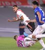 Suárez define para marcar el primer gol de River en los primeros minutos  (Fuente: Télam)