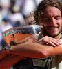 Tsitsipas se abraza a la Copa que obtuvo (Fuente: AFP)