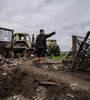 Un granjero del pueblo de Mala Tokmatchka, sur de Ucrania, muestra el daño de las bombas.  (Fuente: AFP)
