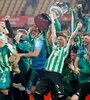Betis celebra, con la Copa del Rey en manos del histórico Joaquín (Fuente: EFE)