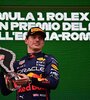 Max Verstappen luce con su trofeo en Monza (Fuente: AFP)