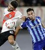 Santiago Simón disputa le pelota con Andrada en la mitad de la cancha (Fuente: Fotobaires)