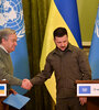 El secretario general de la ONU saluda al presidente de Ucrania. (Fuente: AFP)