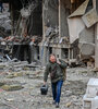 Un vecino retira pertenencias de un edificio bombardeado en Kiev. (Fuente: AFP)