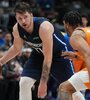 Doncic dominando la situación ante los Suns, el equipo de mejor récord en la serie regular (Fuente: AFP)