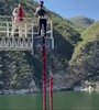 El momento en el que que el joven está por tirarse desde el puente. (Foto: captura de video).