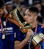Martínez besa la Copa Italia (Fuente: AFP)