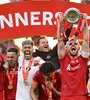 Henderson levanta la Copa para Liverpool, que ya sumó dos trofeos en la temporada (Fuente: AFP)