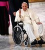 El Papa saluda durante una reunión con peregrinos en el Vaticano. (Fuente: EFE)