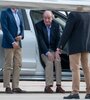 Juan Carlos sentado en un auto alllegar alaeropuerto de Vigo