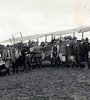 Los estancieros de la época posan junto al avión que sirvió para disparar desde el aire a mujeres y niños.