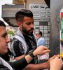 Los palestinos con carteles con los retratos del futbolista Thaer Yazouri y la periodista Shireen Abu Akleh (Fuente: AFP)