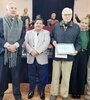 El intendente José Orellana (centro) junto a Alberto Figueroa Mintetti, empresario procesado, mostrando el diploma de reconocimiento.