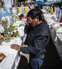 Un familiar llora frente al féretro de una de las víctimas de la masacre de Accomarca. (Fuente: AFP)