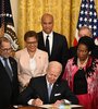 Biden, junto a familiares de George Floyd, firma una orden ejecutiva de reforma policial. (Fuente: AFP)