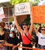 Manifestantes contrarios a la portación de armas frente a la convención de la NRA.