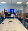 El titular del aeropuerto y las autoridades que recibieron la certificación.