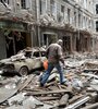 Un hombre camina sobre los escombros de un edificio bombardeado en Kharkiv.  (Fuente: AFP)