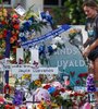 Una jovencita llora en el memorial de las víctimas del tiroteo en Texas. (Fuente: EFE)