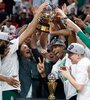 Con el dominicano Horford a la cabeza, los Celtics levantan el trofeo de campeones del Este (Fuente: EFE)